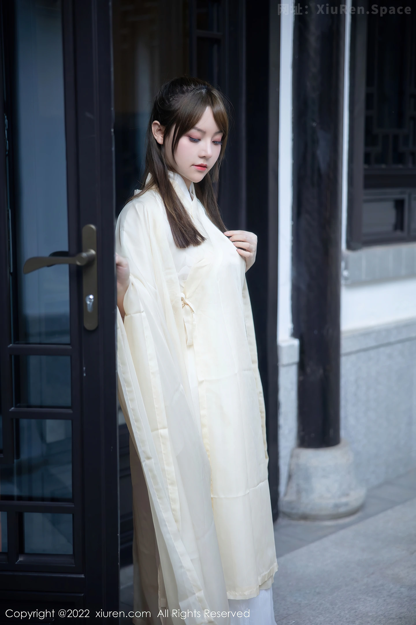 图片[2]-[XiuRen秀人网] VOL.5653 模特豆瓣酱私房性感白色古装服饰半脱露白嫩豪乳惹火诱惑写真77P-秀人网官方网站